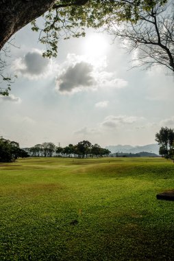 Tayland, 2020: Bulutlu bir günde yeşil çimen, Tayland modern golf sopası hatta yeşil çimenler