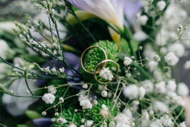 Altın alyanslar bukette, yakın çekim, makro