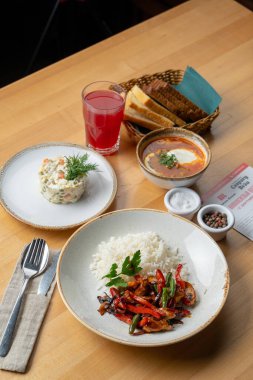 Et stroganoflu bir kafede menüyü ayarla