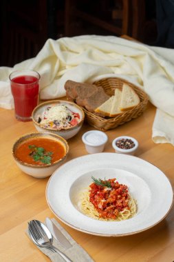 İtalyan makarnası ve sebze soslu kafe yemeği.