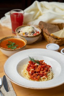 Kafede mükemmel bir akşam yemeği: lahana çorbası, makarna ve lahana salatası, yakın çekim fotoğrafı.