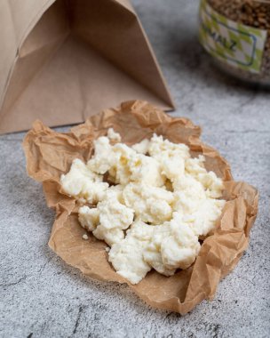 El yapımı ricotta peyniri, gri taş masanın üstü.
