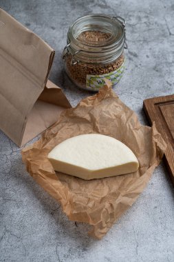 Bir parça çiftlik sulguni peyniri, eko bio el yapımı peynir.