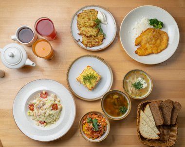 Rus büfesi: çeşitli çorbalar, salatalar ve aperatifler, lahana çorbası, borş, mantar çorbası, meyve içecekleri, kaplanmış ringa balığı