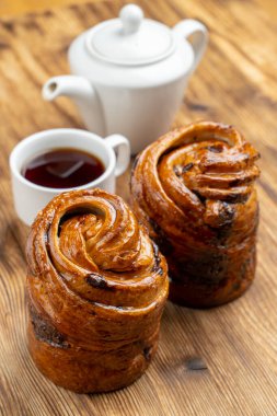 Kuru üzümlü Kraffin ahşap masada, bir fincan lezzetli siyah çayla servis edilir.