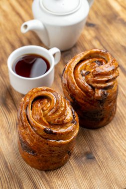 Kuru üzümlü yumuşak ve kıvrımlı Kraffin: geleneksel Paskalya pastası