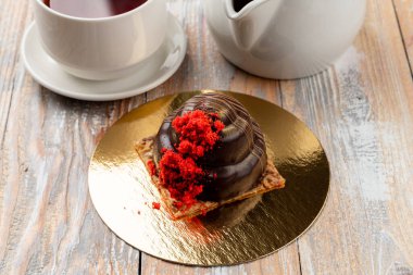 Süs olarak çilek kırıntıları olan altın bir tabakta jöleli mantar şekeri.