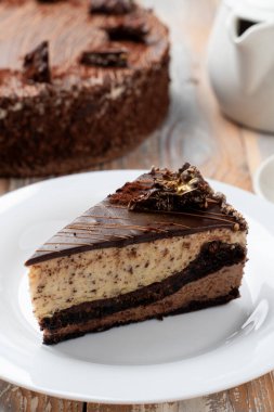 Bir dilim çikolatalı turta ve bir fincan siyah çay.