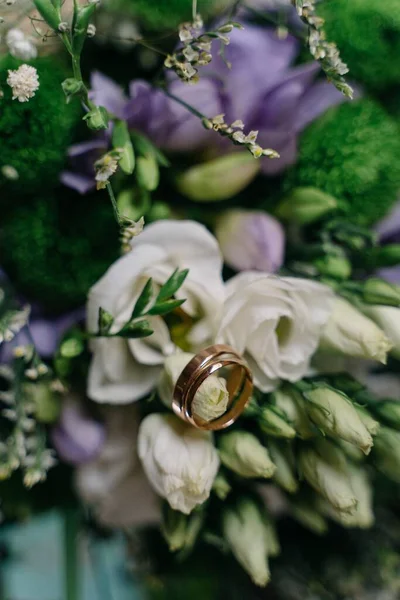 Par Anillos Oro Colocados Ramo Bodas Una Novia Cerca — Foto de Stock