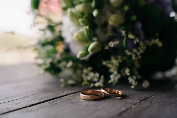 Par Anillos Boda Dorados Mesa Madera Oscura Con Ramo Novia — Foto de Stock