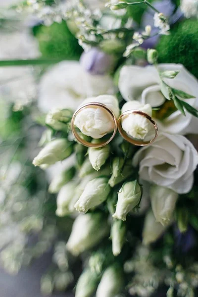 Primer Plano Anillos Oro Colgando Los Brotes Flores Ramo Bodas — Foto de Stock