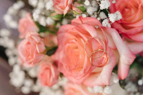 Cerca Macrofoto Anillos Boda Dorados Colocados Capullo Rosa — Foto de Stock