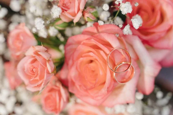 Cerca Macrofoto Anillos Boda Dorados Colocados Capullo Rosa — Foto de Stock