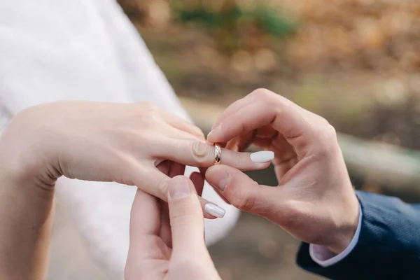 Esküvői Kezek Közelsége Vőlegény Aranygyűrűt Húz Menyasszony Ujjára — Stock Fotó