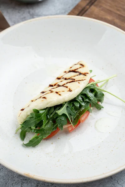 Panino Aperto Fatto Halloumi Alla Griglia Farcito Con Rucola Pomodori — Foto Stock