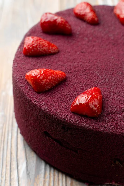 Torta Spagna Viola Elegante Con Glassa Velluto Decorata Con Fragola — Foto Stock