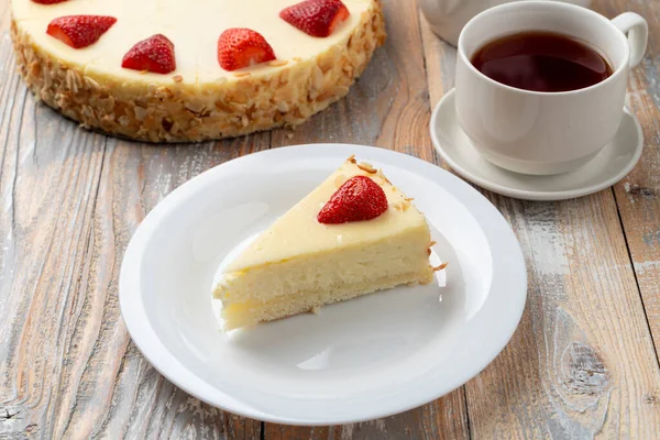 Cheesecake Clássico Nova York Com Morango Prato Branco Foto Deliciosa — Fotografia de Stock