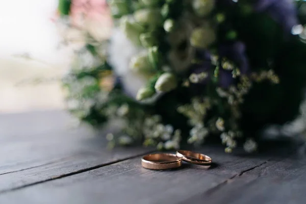 Par Anéis Casamento Dourados Mesa Madeira Escura Com Buquê Noiva Imagem De Stock