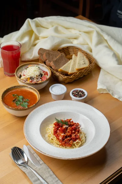イタリアのパスタと野菜トマトソースとカフェランチ ロイヤリティフリーのストック画像