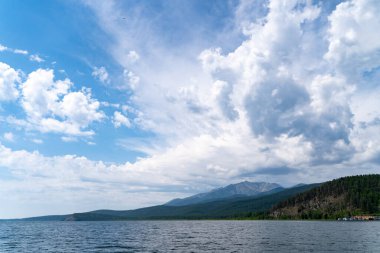 Rusya, Irkutsk bölgesi, Baykal Gölü, Temmuz 2020: üzerinde yünlü bulutlu yumuşak göl suyunun manzarası