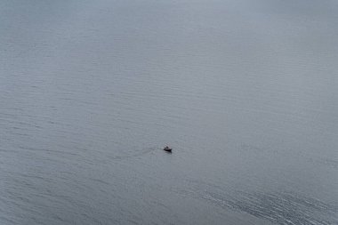 Suyun ortasındaki küçük tekne pürüzsüz.