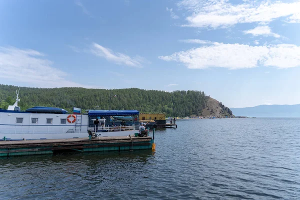 ロシア イルクーツク地域 オルホン 2020年7月 バイカル湖のレクリエーション バイカル湖の乗客とモーターボート — ストック写真