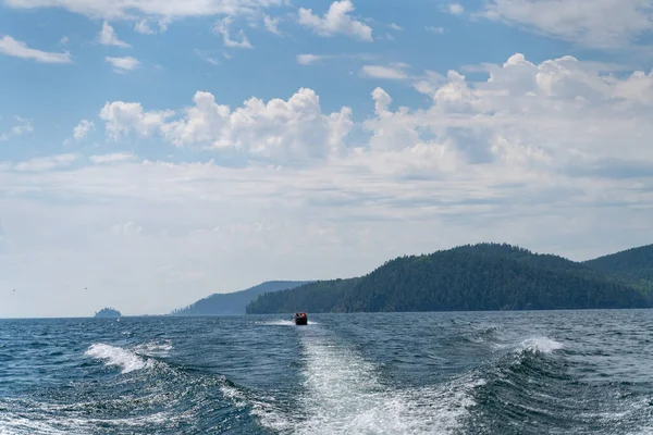 Rússia Região Irkutsk Lago Baikal Julho 2020 Trilhas Barco Salpicadas — Fotografia de Stock