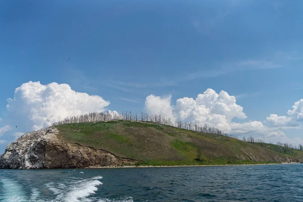 Rusya, Irkutsk bölgesi, Baykal Gölü, Temmuz 2020: Tekne Baykal sularında su ve iz bırakıyor