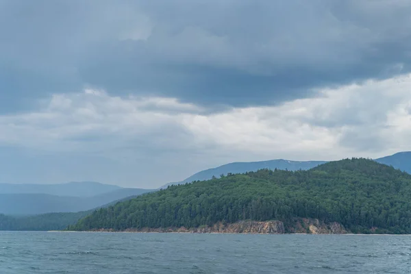 ロシア イルクーツク地域 バイカル湖 2020年7月 バイカル水に飛沫と痕跡を残す船 — ストック写真