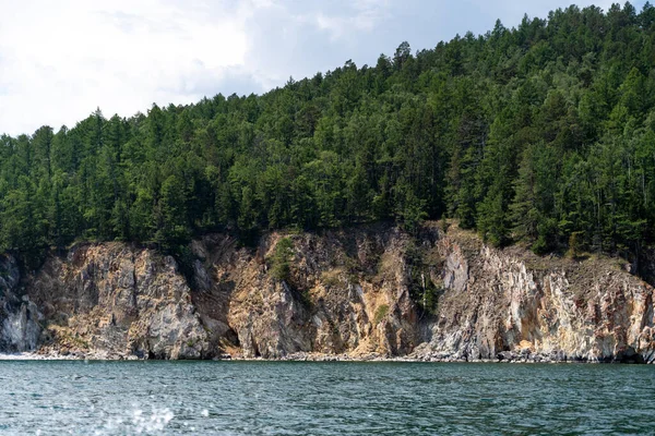 ロシア イルクーツク地方 バイカル湖 2020年7月 常緑樹林を持つ石の山 水の景色から ストックフォト