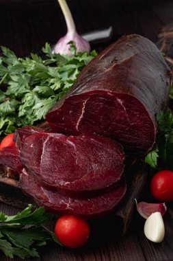 Koyu et filetosu, kesilmiş ve otlarla çevrili, koyu ahşap arka planda, bir katalog için fotoğraf