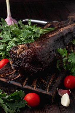 Karanlık arka planda koyu sulu sığır eti, reklam fotoğrafı