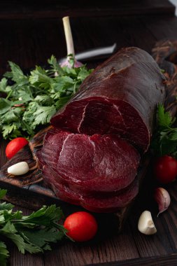 Karanlık arka planda koyu sulu sığır eti, reklam fotoğrafı