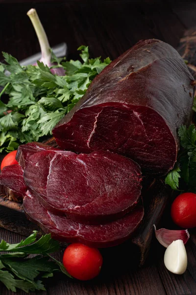 Koyu et filetosu, kesilmiş ve otlarla çevrili, koyu ahşap arka planda, bir katalog için fotoğraf