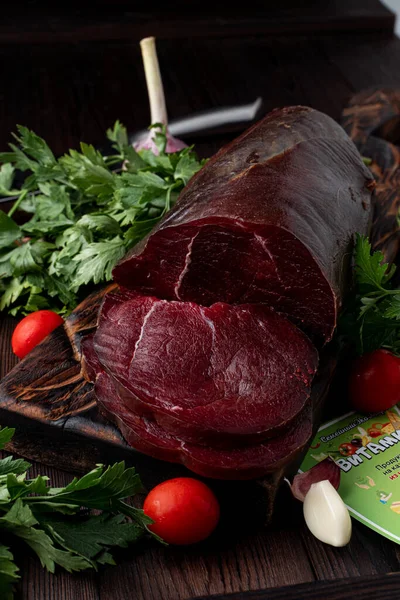 Karanlık arka planda koyu sulu sığır eti, reklam fotoğrafı