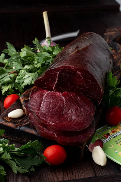 Karanlık arka planda koyu sulu sığır eti, reklam fotoğrafı