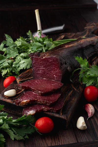 Karanlık arka planda koyu sulu sığır eti, reklam fotoğrafı