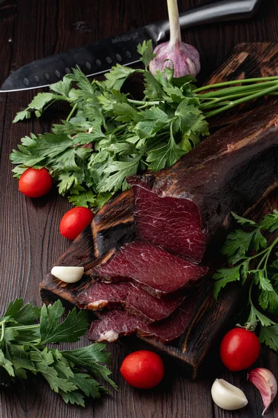 Tütsülenmiş ve kurutulmuş mignon, sulu ve lezzetli, esrarlı arka planda otlar ve baharatlarla, reklam fotoğrafı