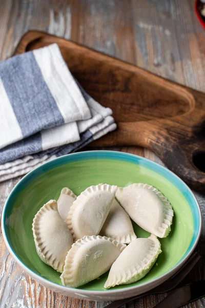 Vareniki Russo Semi Preparado Uma Tigela Verde Uma Mesa Madeira — Fotografia de Stock