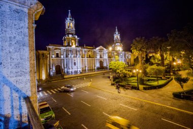 Peru 'daki Arequipa caddelerinin manzarası, etrafında geleneksel mimari 