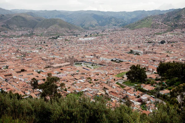 Peru 'nun geleneksel mimarisi ile Cuzco caddelerinin manzarası 