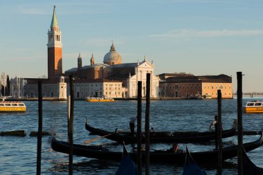 Venedik 'teki Santa Maria del Rosario Kilisesi' nin önü gondollu.