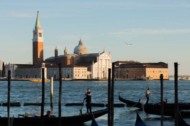 Venedik 'teki Santa Maria del Rosario Kilisesi' nin önü gondollu.