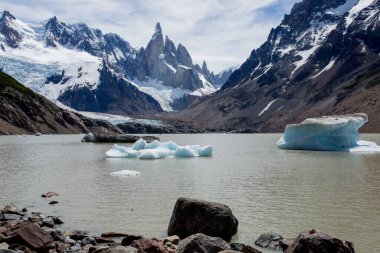 Arka planda, Arjantin Patagonya, Chalten 'de, dağ gölünde yüzen buz parçaları Cerro Torre Dağı