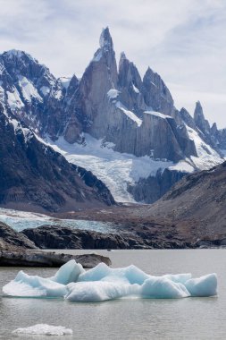 Arka planda, Arjantin Patagonya, Chalten 'de, dağ gölünde yüzen buz parçaları Cerro Torre Dağı