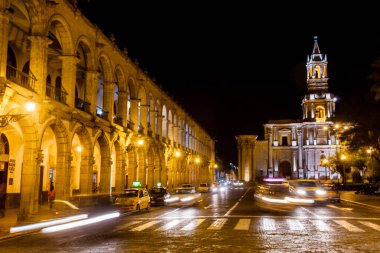 Peru 'daki Arequipa caddelerinin manzarası, etrafında geleneksel mimari 