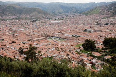 Peru 'nun geleneksel mimarisi ile Cuzco caddelerinin manzarası 