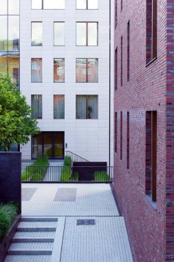 Bir ofis binasının avlusu. Kamusal alan modern mimarisi. Windows cepheler