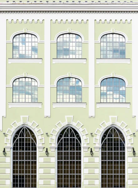 Die Fassade Des Gebäudes Mit Blassgrünen Wänden Große Fenster Und — Stockfoto