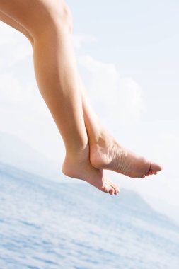 Denizin kadın metrede. Bir yat dinlen. Genç bir kadın üzerinde güneşin sunbathes
